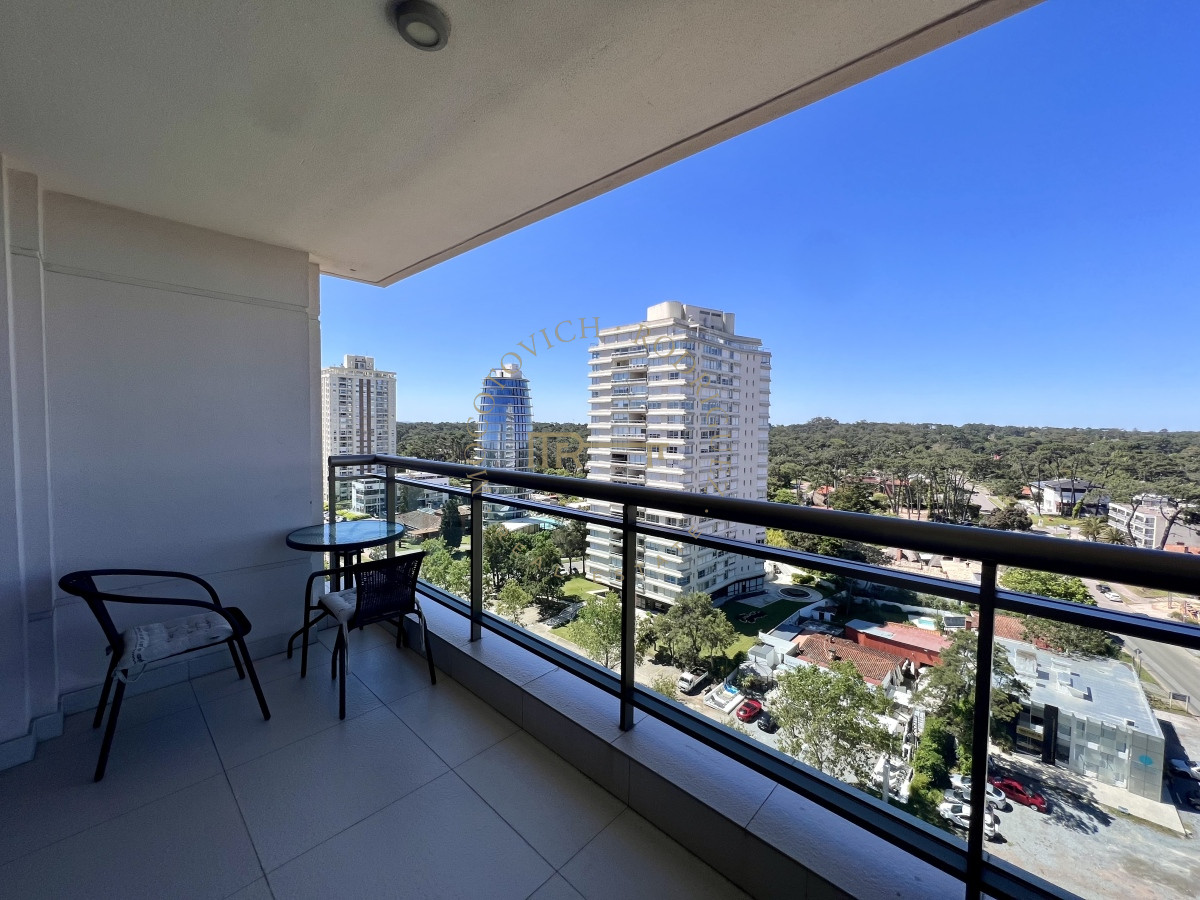 Apartamento ID.2424 - Apartamento de 2 dormitorios con servicio de playa. Place Lafayette Playa mansa Punta del Este. Temporada 2026