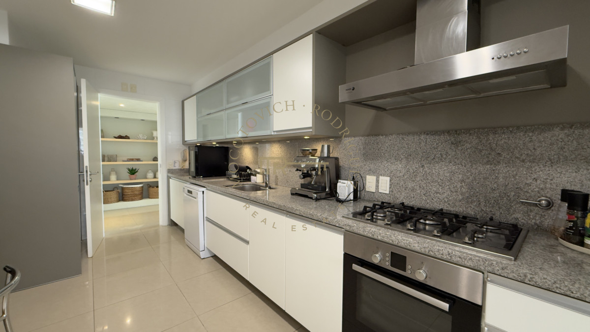 Apartamento ID.2403 - Aquarela 3 dormitorios y dep. de servicio en alquiler temporal 2026 Punta del Este.-