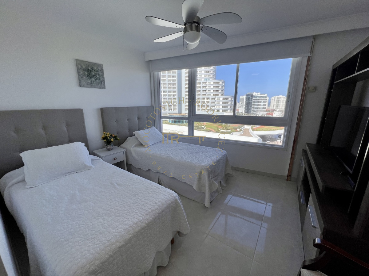 Apartamento ID.289 - Apartamentoen venta  Millenium  3 dormitorios más dep. Playa Mansa Punta del Este.