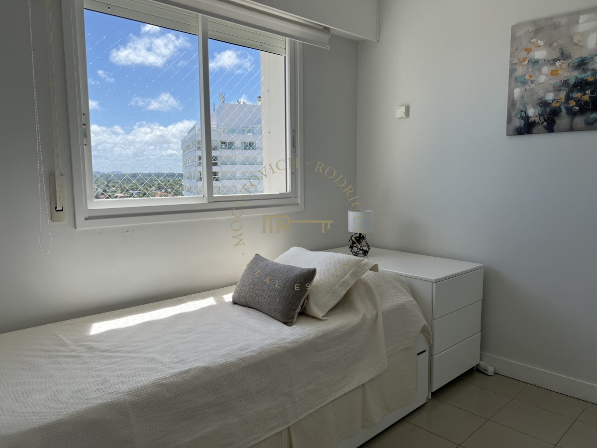 Apartamento ID.29 - Aquarela. Alquiler anual 2 dormitorios en suite más dependencia de servicio. Playa Mansa