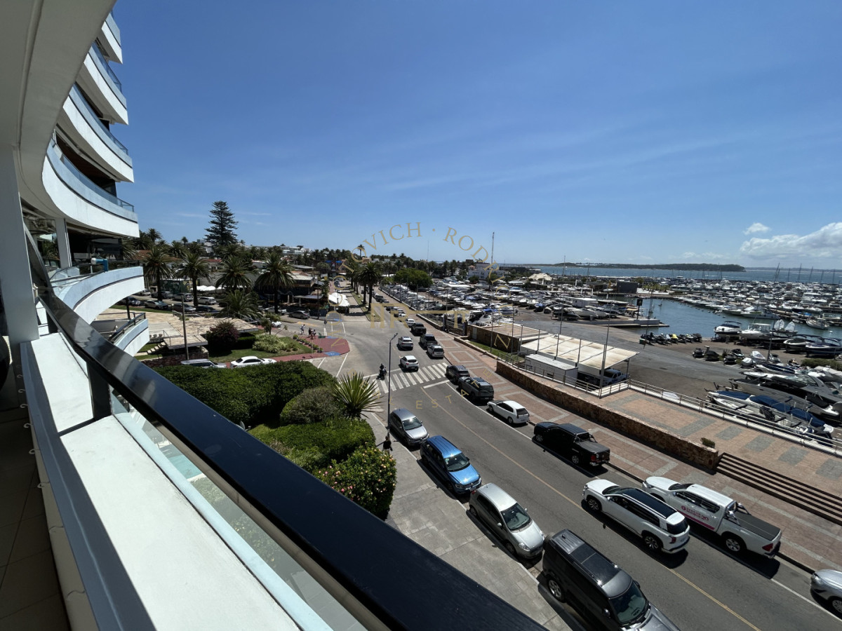 Apartamento ID.4234 - Apartamento en venta de 3 dormitorios mas dep. frente al puerto de Punta del Este.
