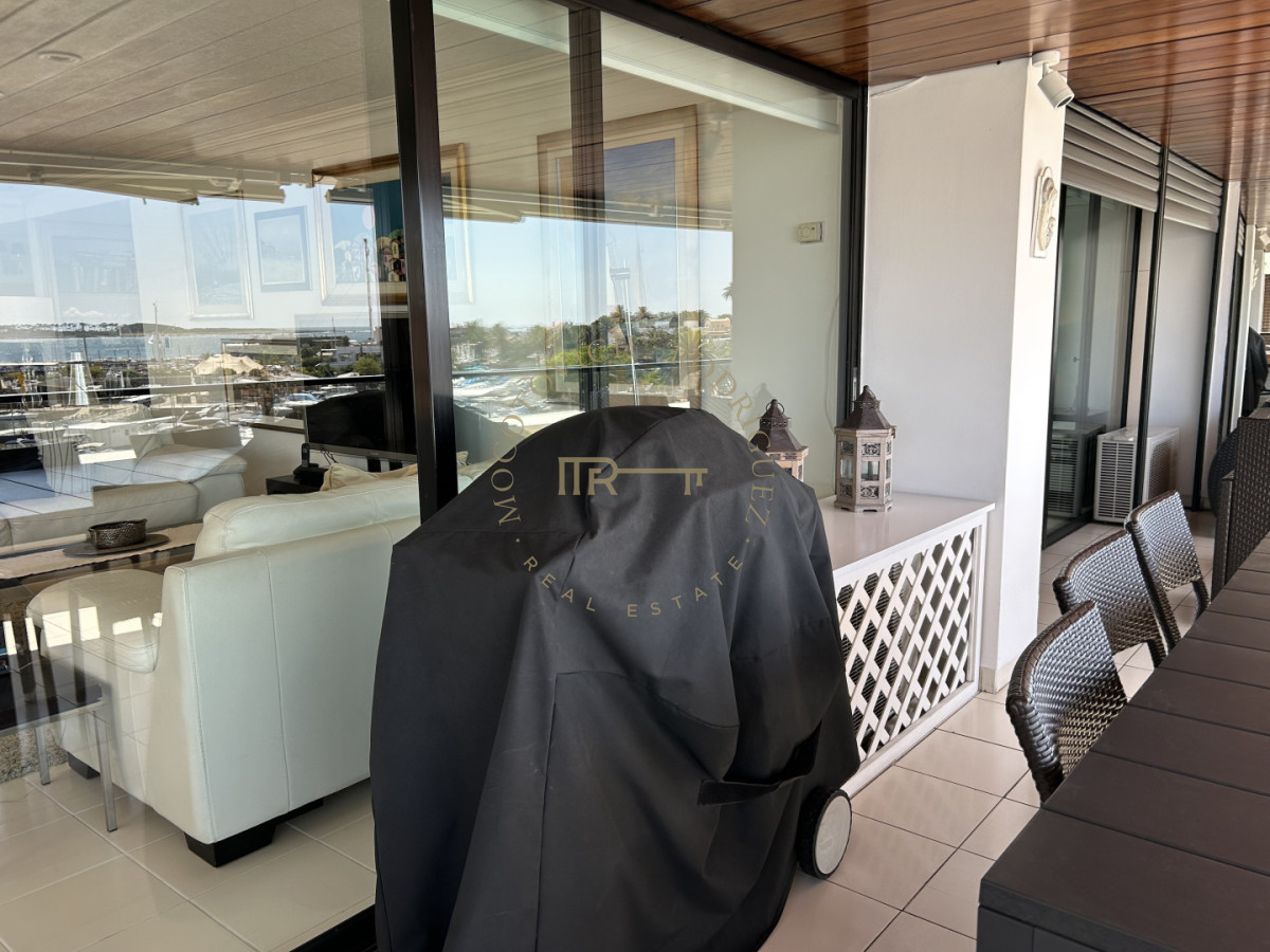 Apartamento ID.4234 - Apartamento en venta de 3 dormitorios mas dep. frente al puerto de Punta del Este.