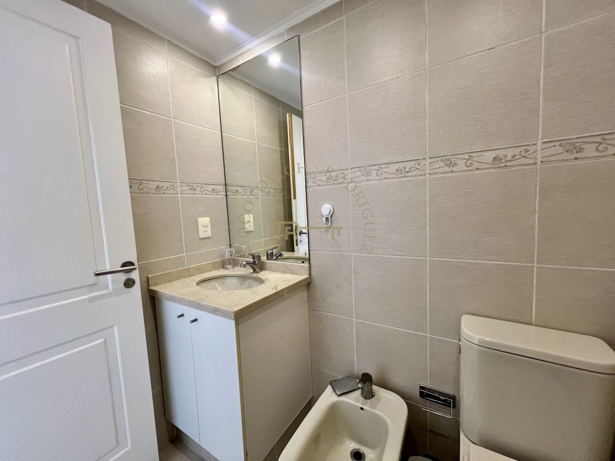Apartamento ID.3233 - Apartamento en venta de un dormitorios con terraza y parrilla de uso exclusivo. Península Punta del este.  
