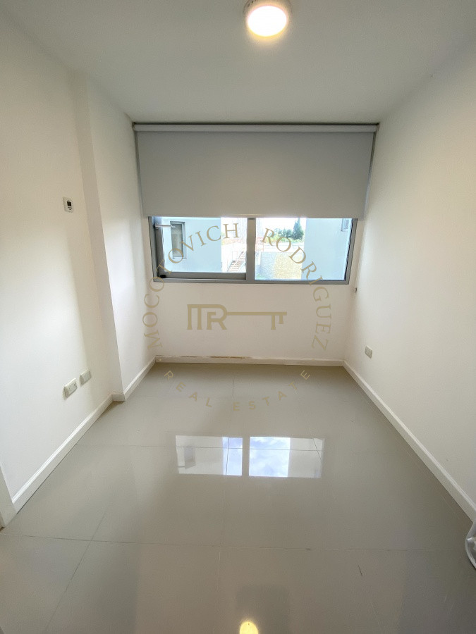 Apartamento ID.874 - Playa Mansa apartamento en venta 3 dormitorios y servicio.