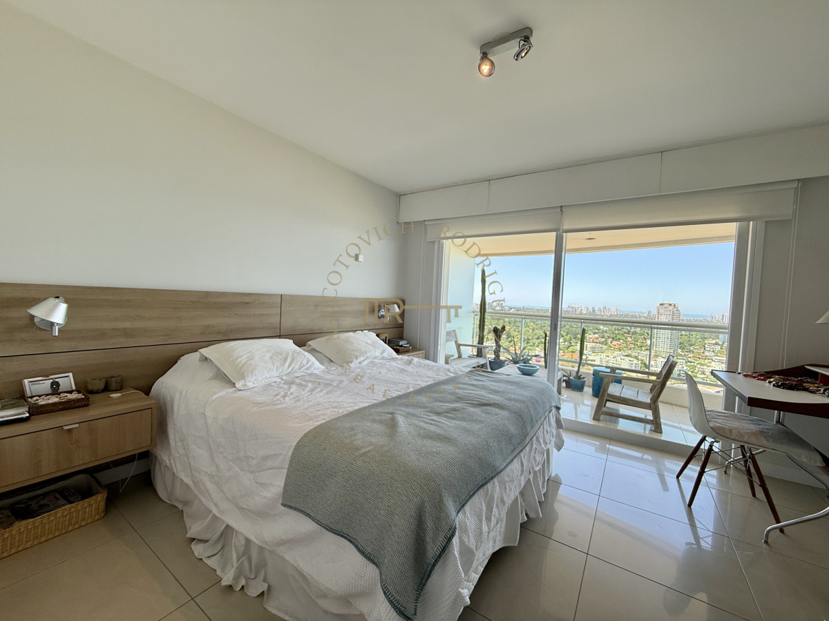 Apartamento ID.4118 - Alquiler enero 2026. Torre Aquarela dos dormitorios dos baños y dependencia de servicio.