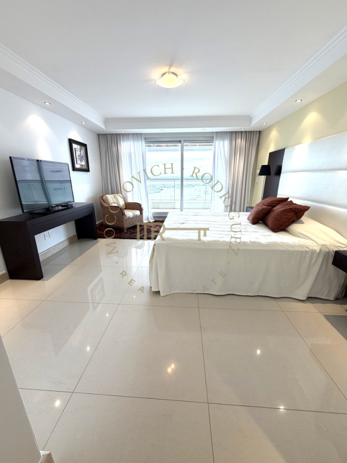 Apartamento ID.4243 - Apartamento de 4 dormitorios más dep. de servicio con vista al puerto de Punta del Este 