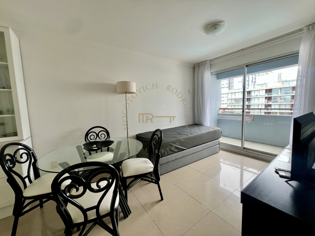 Apartamento ID.3233 - Apartamento en venta de un dormitorios con terraza y parrilla de uso exclusivo. Península Punta del este.  