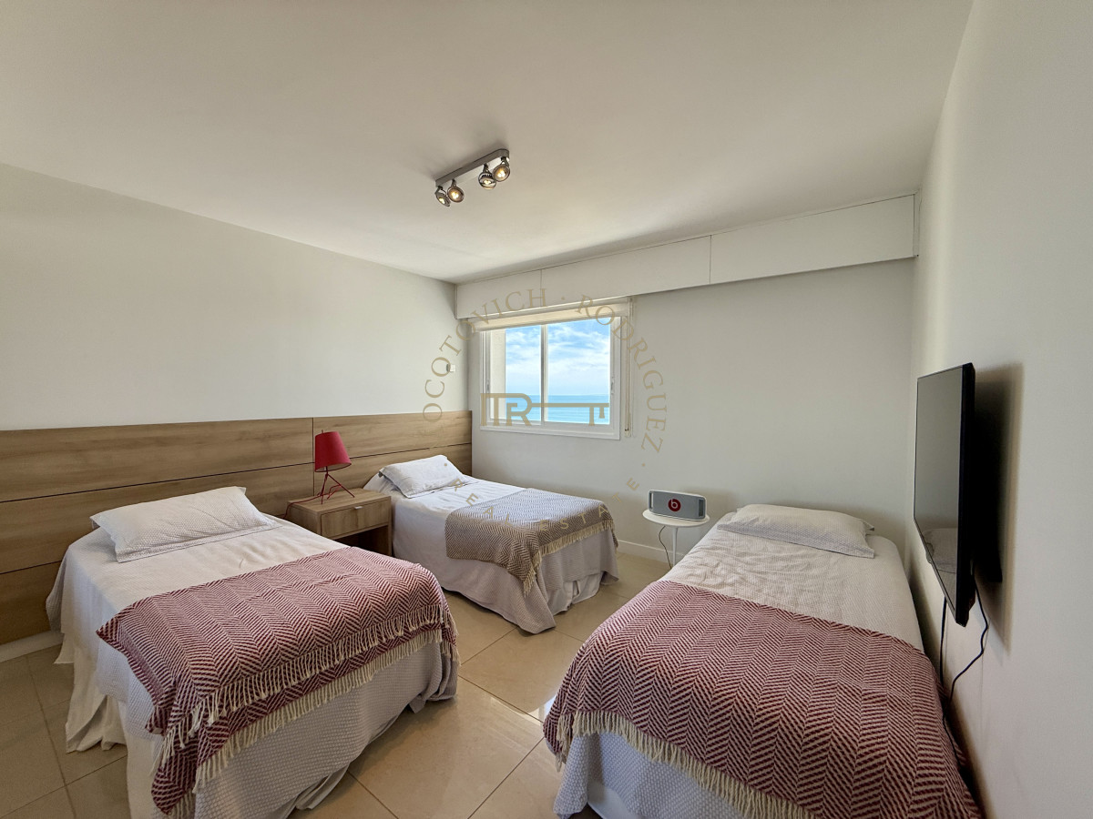 Apartamento ID.4118 - Alquiler enero 2026. Torre Aquarela dos dormitorios dos baños y dependencia de servicio.