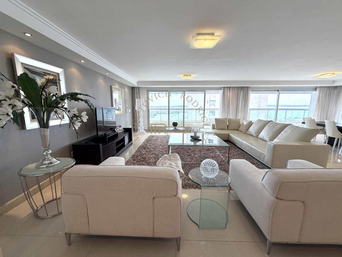 Apartamento ID.4243 - Apartamento de 4 dormitorios más dep. de servicio con vista al puerto de Punta del Este 
