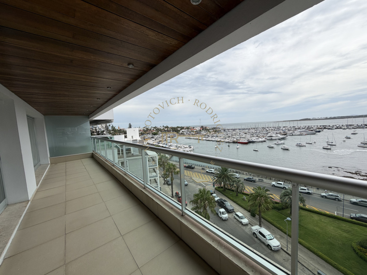Apartamento ID.4243 - Apartamento de 4 dormitorios más dep. de servicio con vista al puerto de Punta del Este 