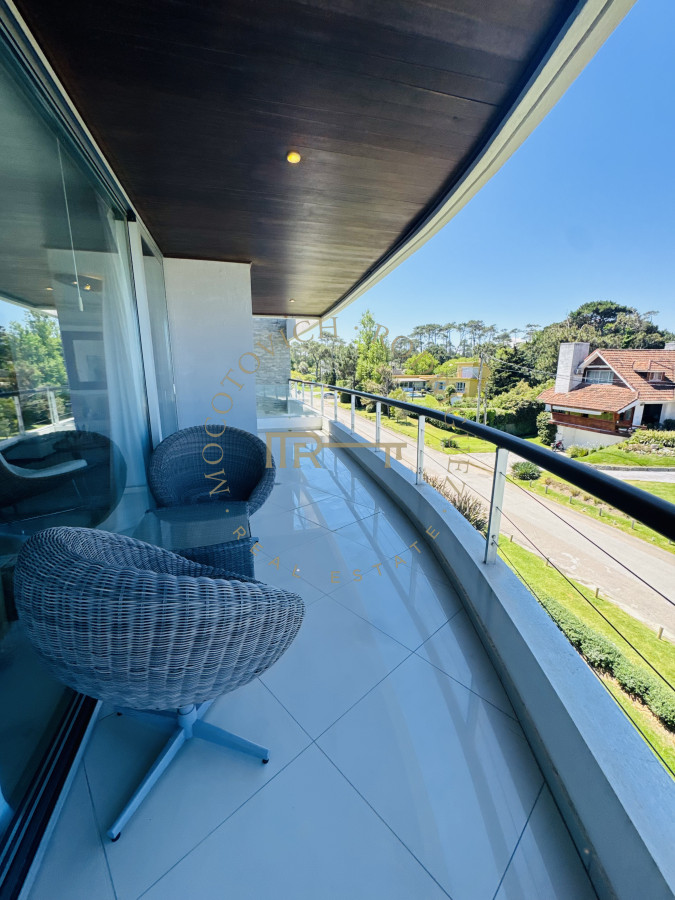 Apartamento ID.235 - Apartamento en venta  2 dormitorios con vista al mar y parrilla propia - Playa Mansa Punta del Este