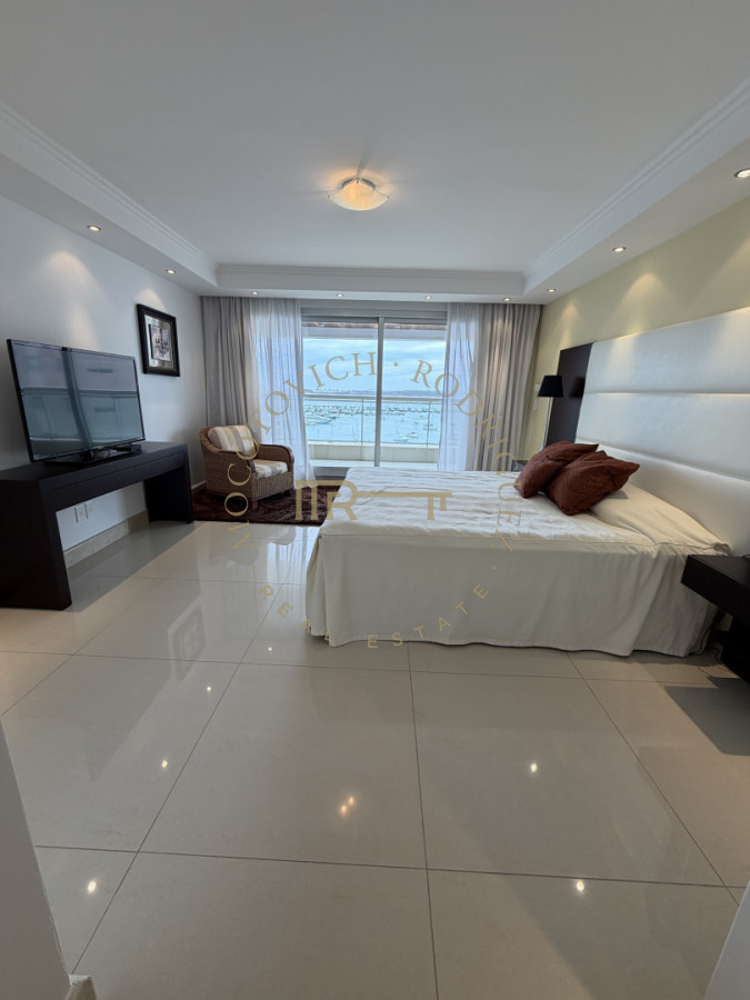Apartamento ID.4243 - Apartamento de 4 dormitorios más dep. de servicio con vista al puerto de Punta del Este 
