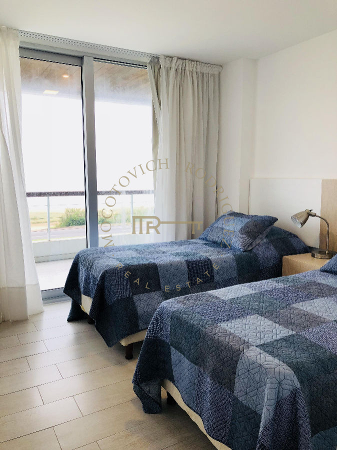 Apartamento ID.207 - Isabel apartamento en venta 3 dormitorios más dependencia Vista al mar Piscina - Playa Mansa Punta del Este