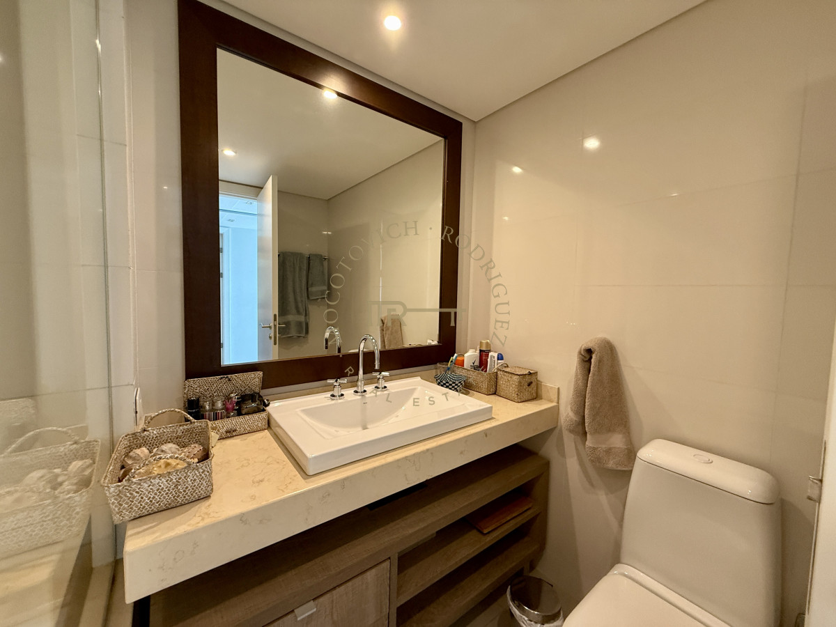 Apartamento ID.4118 - Alquiler enero 2026. Torre Aquarela dos dormitorios dos baños y dependencia de servicio.