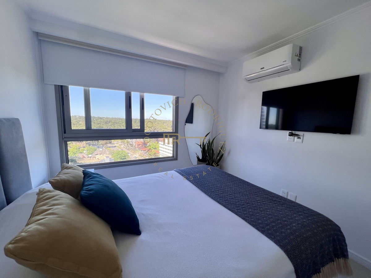 Apartamento ID.2424 - Apartamento de 2 dormitorios con servicio de playa. Place Lafayette Playa mansa Punta del Este. Temporada 2026