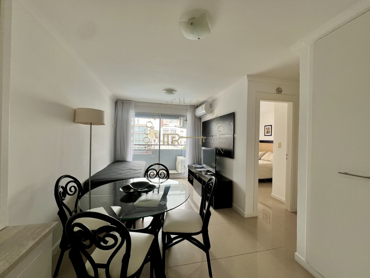 Apartamento ID.3233 - Apartamento en venta de un dormitorios con terraza y parrilla de uso exclusivo. Península Punta del este.  