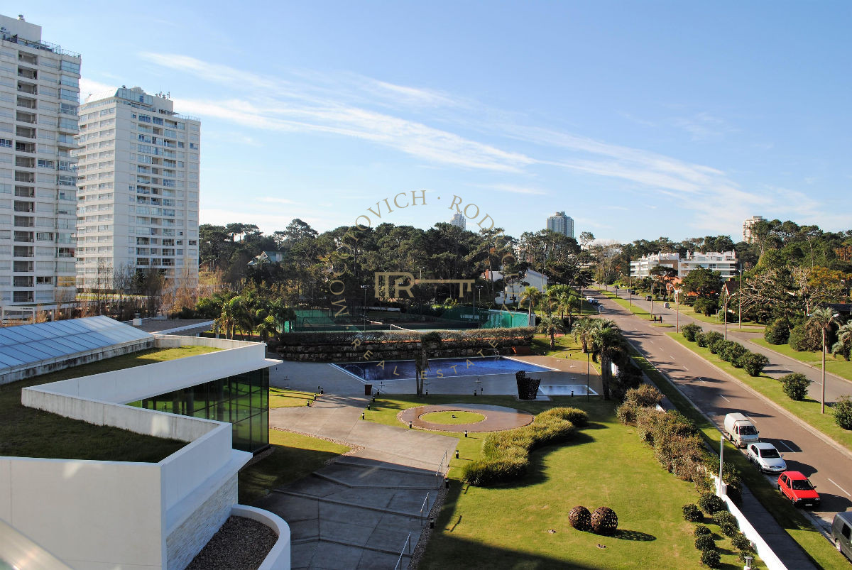 Apartamento ID.24 - Apartamento alquiler temporal. Torre Aquarela Punta del Este. 2 Dormitorios y dependencia