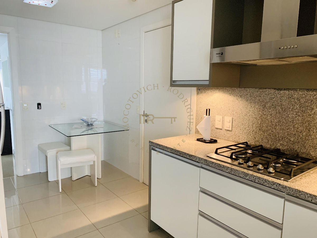 Apartamento ID.24 - Apartamento alquiler temporal. Torre Aquarela Punta del Este. 2 Dormitorios y dependencia