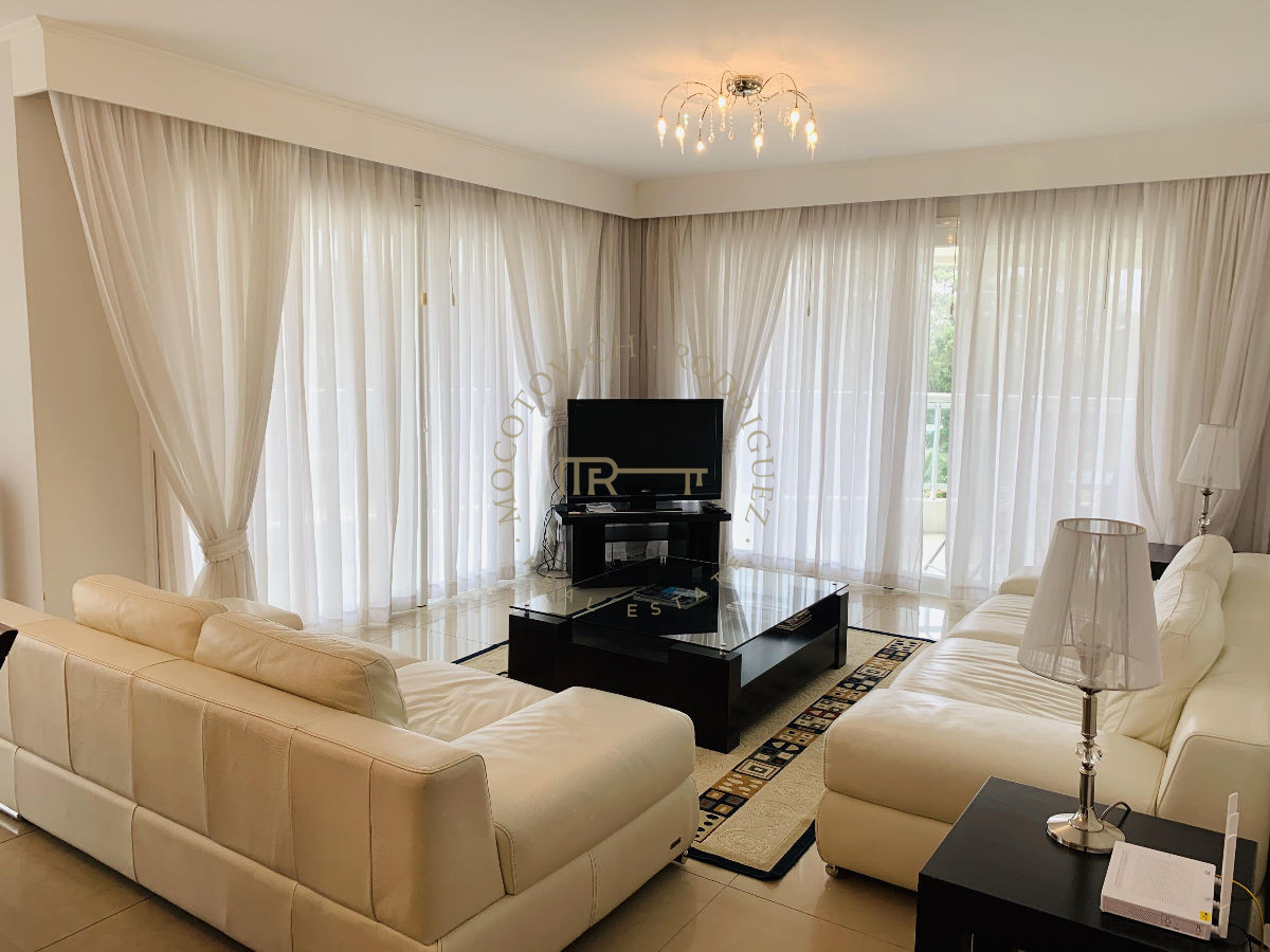 Apartamento ID.24 - Apartamento alquiler temporal. Torre Aquarela Punta del Este. 2 Dormitorios y dependencia