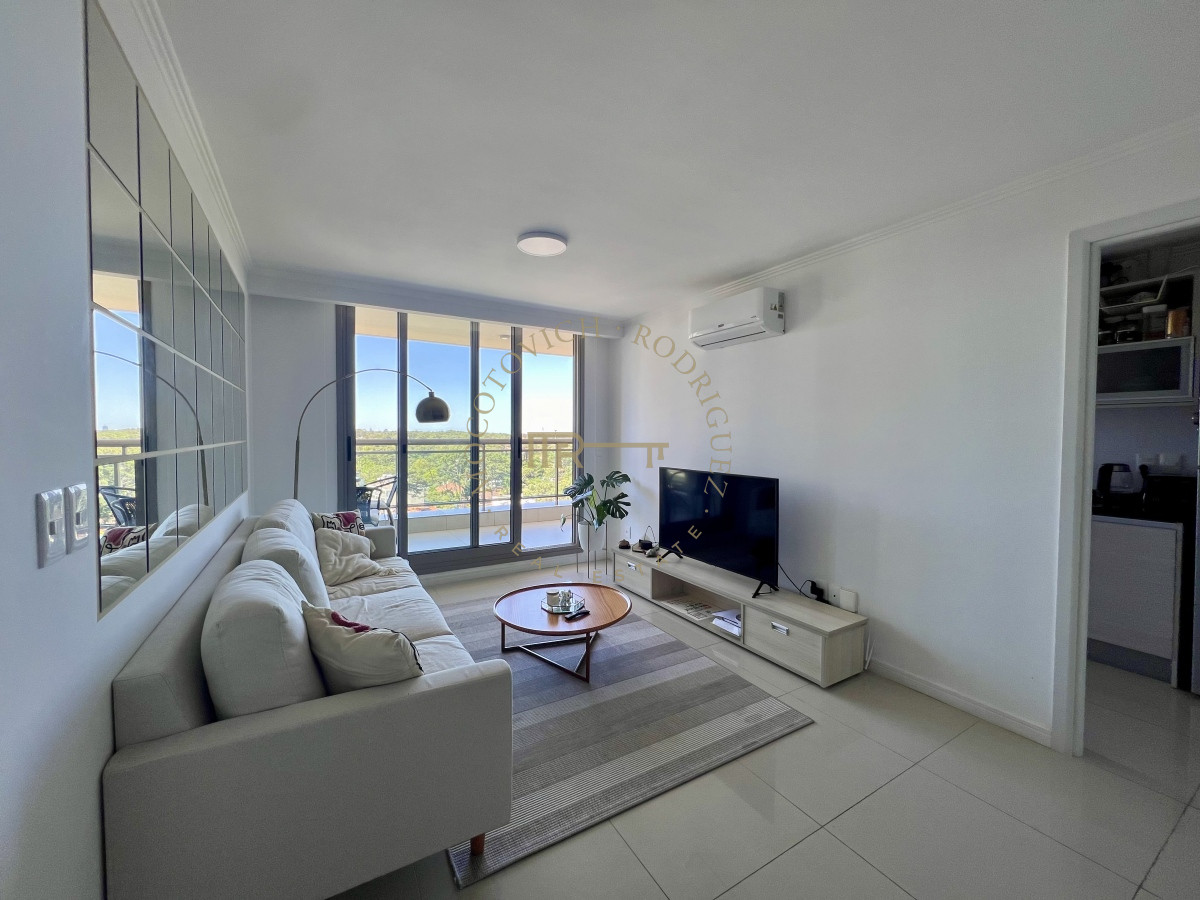 Apartamento ID.2424 - Apartamento de 2 dormitorios con servicio de playa. Place Lafayette Playa mansa Punta del Este. Temporada 2026