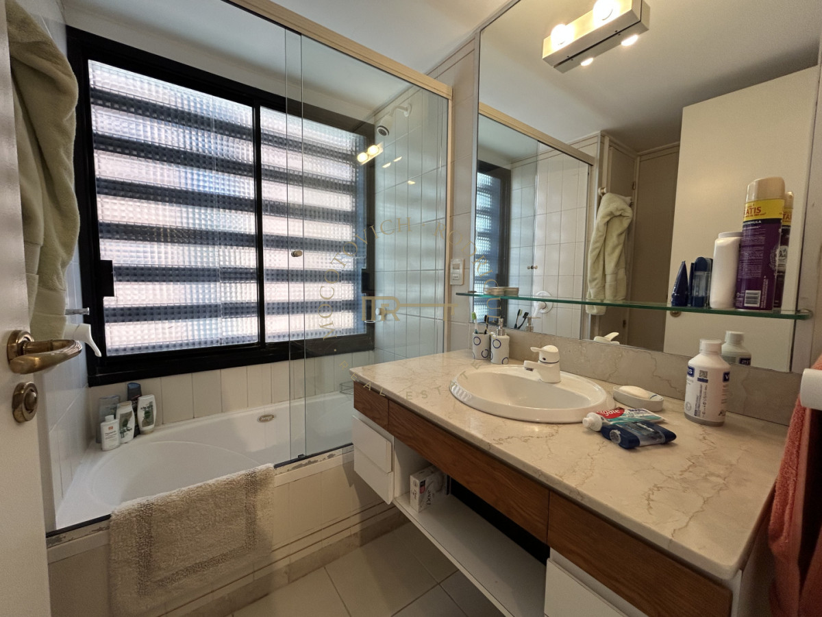Apartamento ID.4234 - Apartamento en venta de 3 dormitorios mas dep. frente al puerto de Punta del Este.