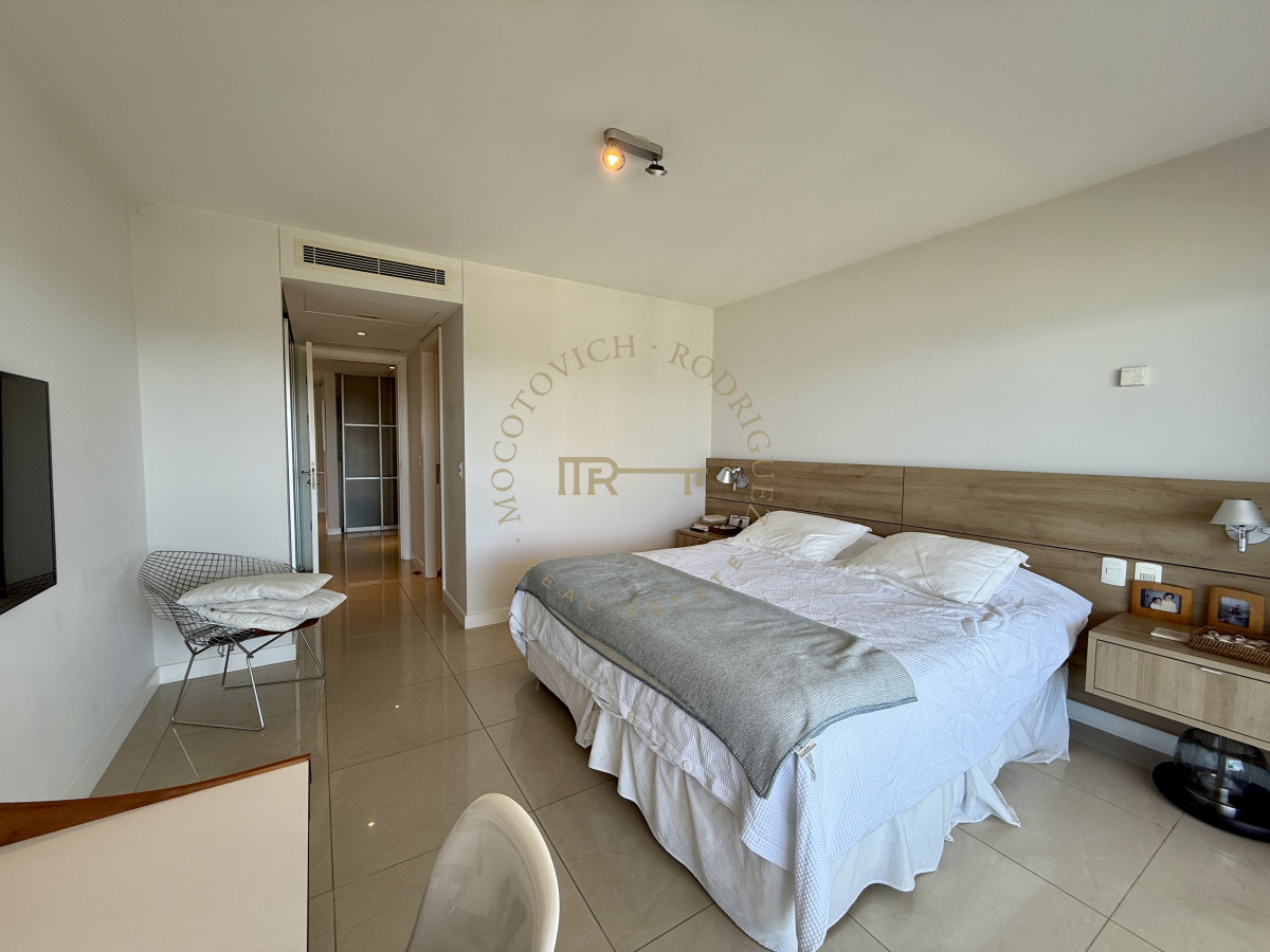 Apartamento ID.4118 - Alquiler enero 2026. Torre Aquarela dos dormitorios dos baños y dependencia de servicio.
