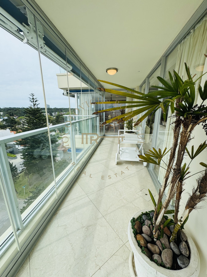 Apartamento ID.4059 - Alquiler tres dormitorios y dep de servicio. Frente al mar con vista.