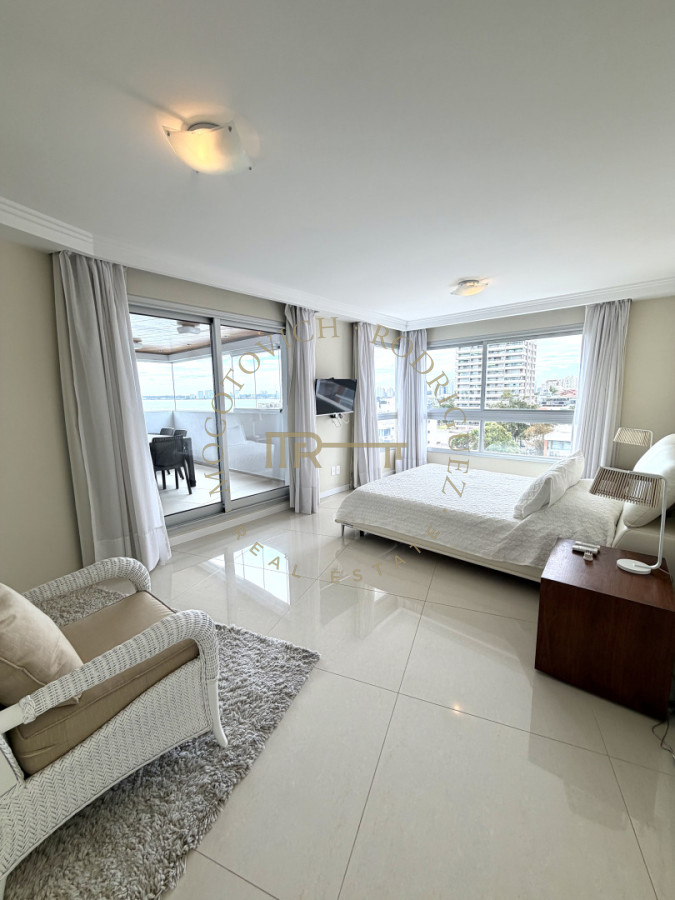 Apartamento ID.4243 - Apartamento de 4 dormitorios más dep. de servicio con vista al puerto de Punta del Este 