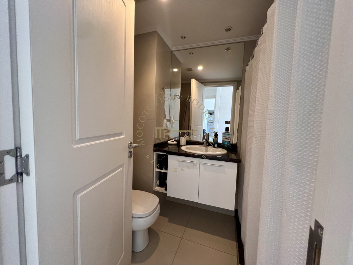 Apartamento ID.2424 - Apartamento de 2 dormitorios con servicio de playa. Place Lafayette Playa mansa Punta del Este. Temporada 2026