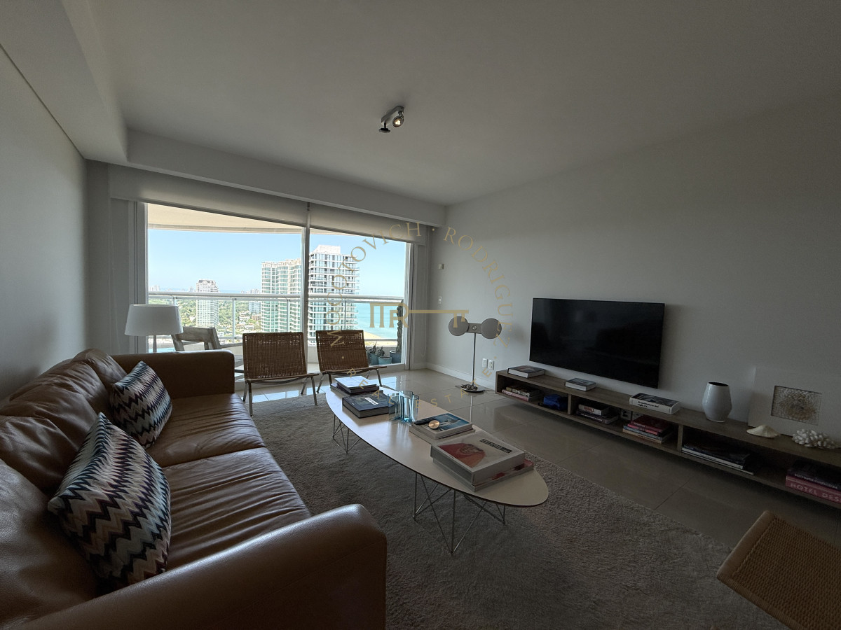 Apartamento ID.4118 - Alquiler enero 2026. Torre Aquarela dos dormitorios dos baños y dependencia de servicio.