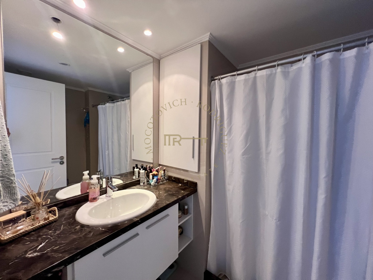 Apartamento ID.2424 - Apartamento de 2 dormitorios con servicio de playa. Place Lafayette Playa mansa Punta del Este. Temporada 2026