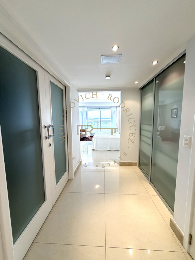 Apartamento ID.4243 - Apartamento de 4 dormitorios más dep. de servicio con vista al puerto de Punta del Este 