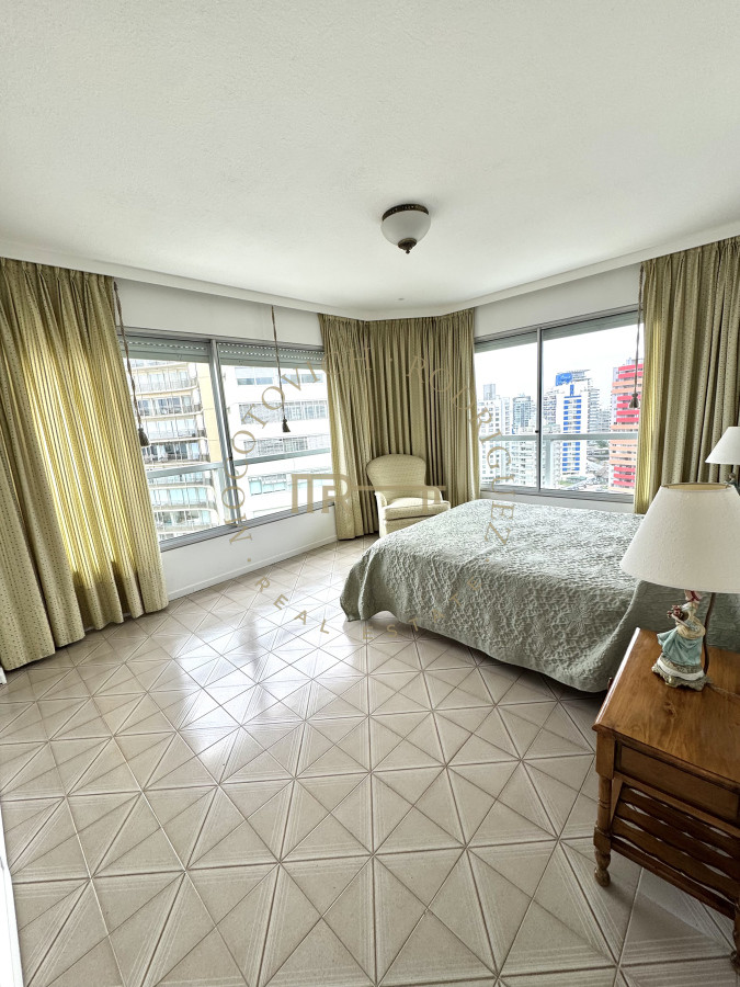 Apartamento ID.3229 - Apartamento de 4 dormitorios en alquiler con piscina, servicio de playa y mucama a diario. Punta del Este. 