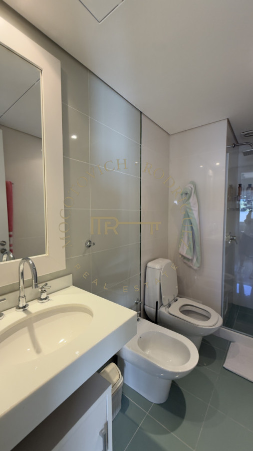 Apartamento ID.2403 - Aquarela 3 dormitorios y dep. de servicio en alquiler temporal 2026 Punta del Este.-