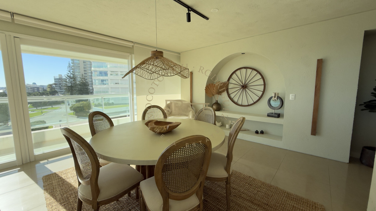 Apartamento ID.2403 - Aquarela 3 dormitorios y dep. de servicio en alquiler temporal 2026 Punta del Este.-