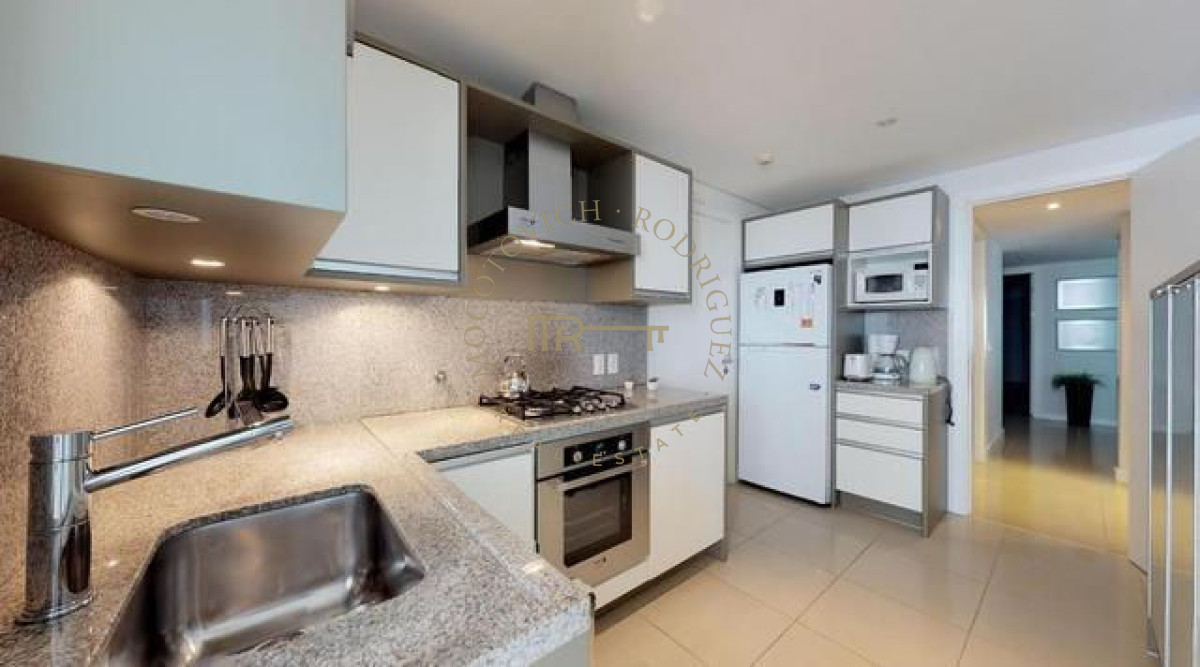 Apartamento ID.33 - Aquarela. Alquiler temporal. 2 dormitorios y dependencia de servicio.  Punta del Este.