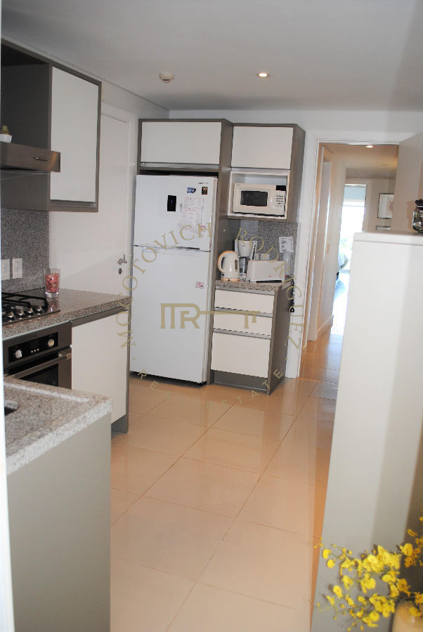 Apartamento ID.33 - Aquarela. Alquiler temporal. 2 dormitorios y dependencia de servicio.  Punta del Este.