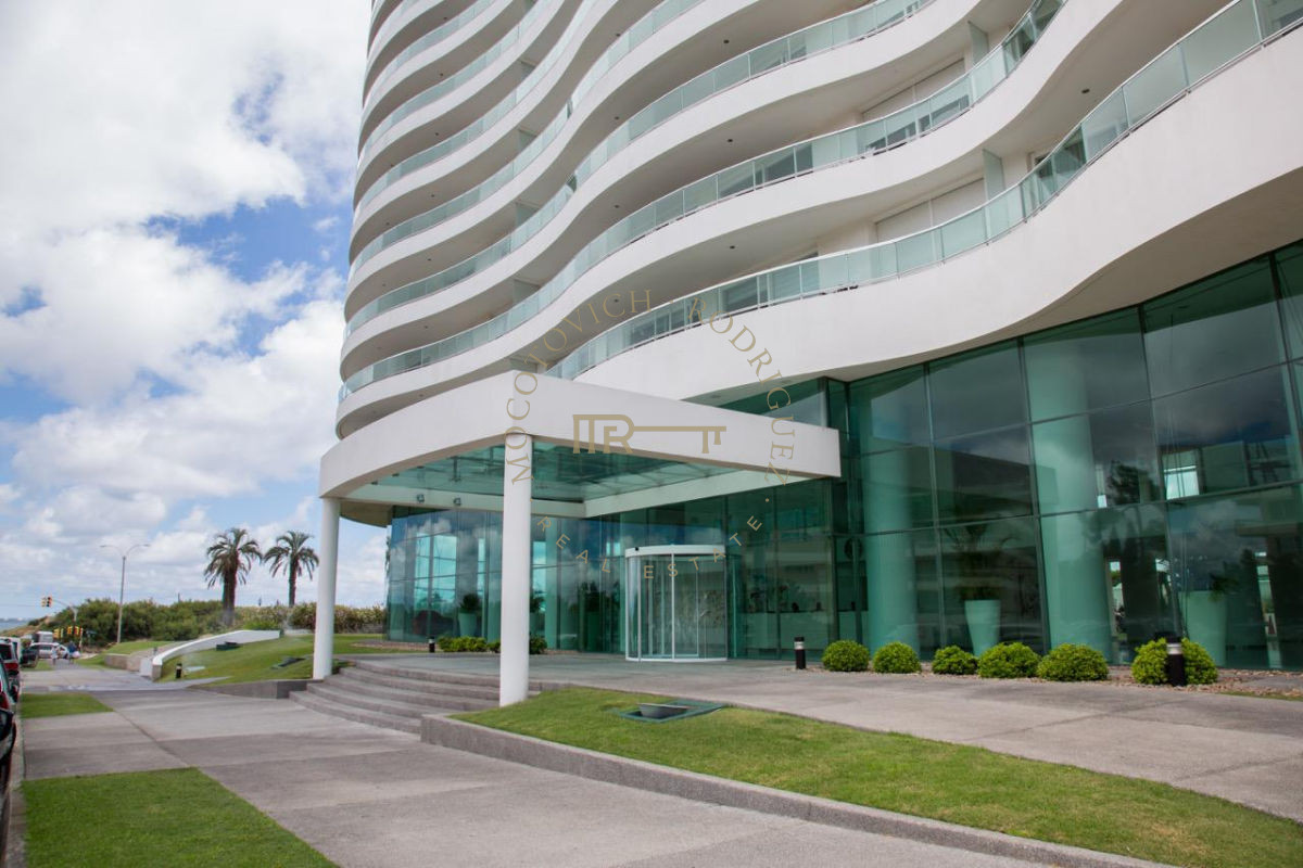 Apartamento ID.33 - Aquarela. Alquiler temporal. 2 dormitorios y dependencia de servicio.  Punta del Este.