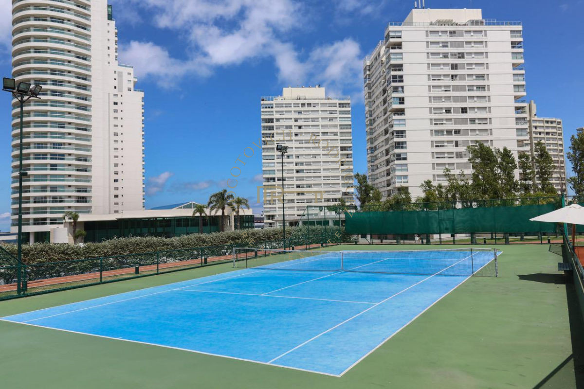Apartamento ID.33 - Aquarela. Alquiler temporal. 2 dormitorios y dependencia de servicio.  Punta del Este.