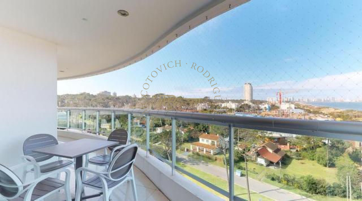 Apartamento ID.33 - Aquarela. Alquiler temporal. 2 dormitorios y dependencia de servicio.  Punta del Este.