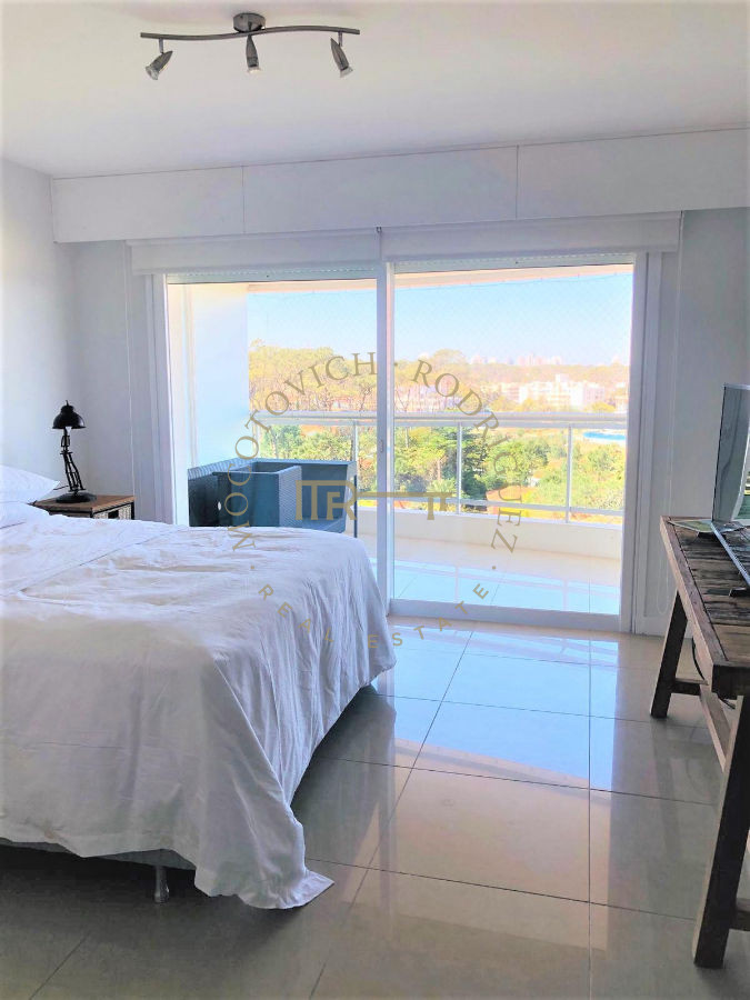 Apartamento ID.33 - Aquarela. Alquiler temporal. 2 dormitorios y dependencia de servicio.  Punta del Este.