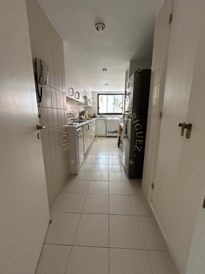 Apartamento ID.4234 - Apartamento en venta de 3 dormitorios mas dep. frente al puerto de Punta del Este.
