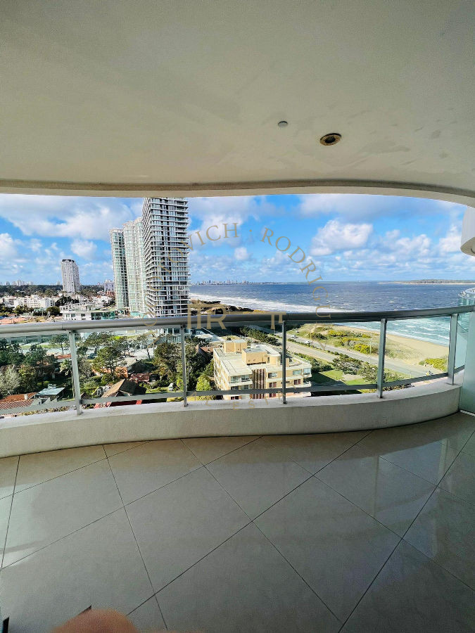 Apartamento ID.34 - Aquarela Alquiler  de 2 dormitorios  y servicio. frente a Playa Mansa