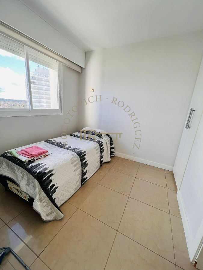 Apartamento ID.34 - Aquarela Alquiler  de 2 dormitorios  y servicio. frente a Playa Mansa