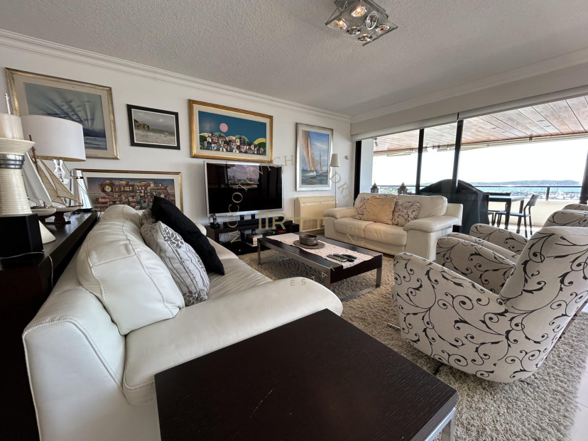 Apartamento ID.4234 - Apartamento en venta de 3 dormitorios mas dep. frente al puerto de Punta del Este.
