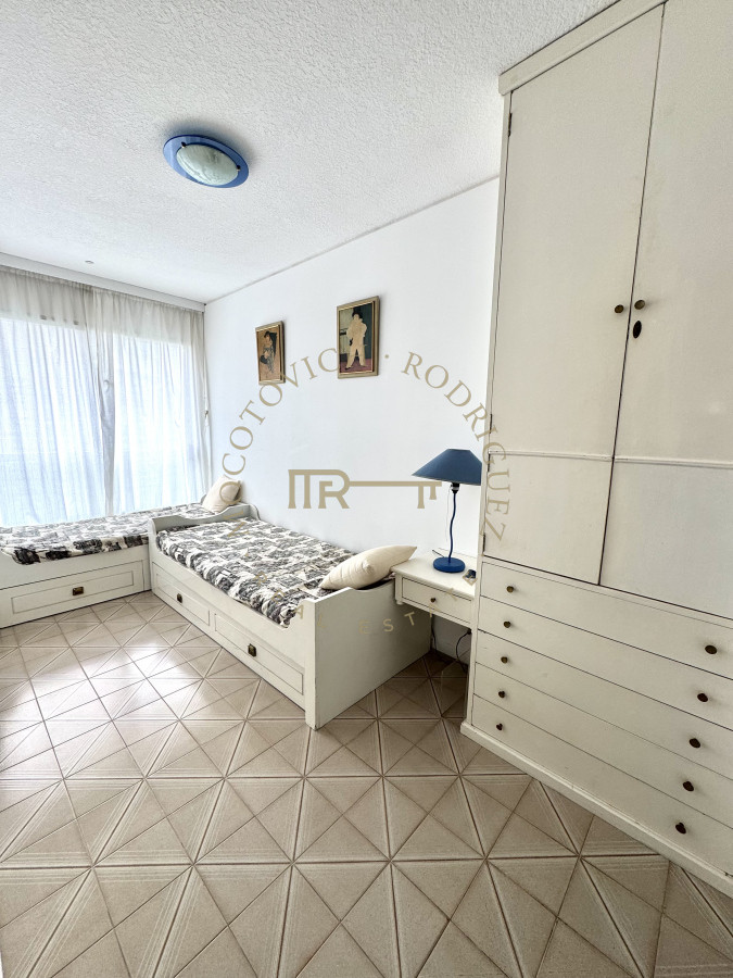 Apartamento ID.3229 - Apartamento de 4 dormitorios en alquiler con piscina, servicio de playa y mucama a diario. Punta del Este. 