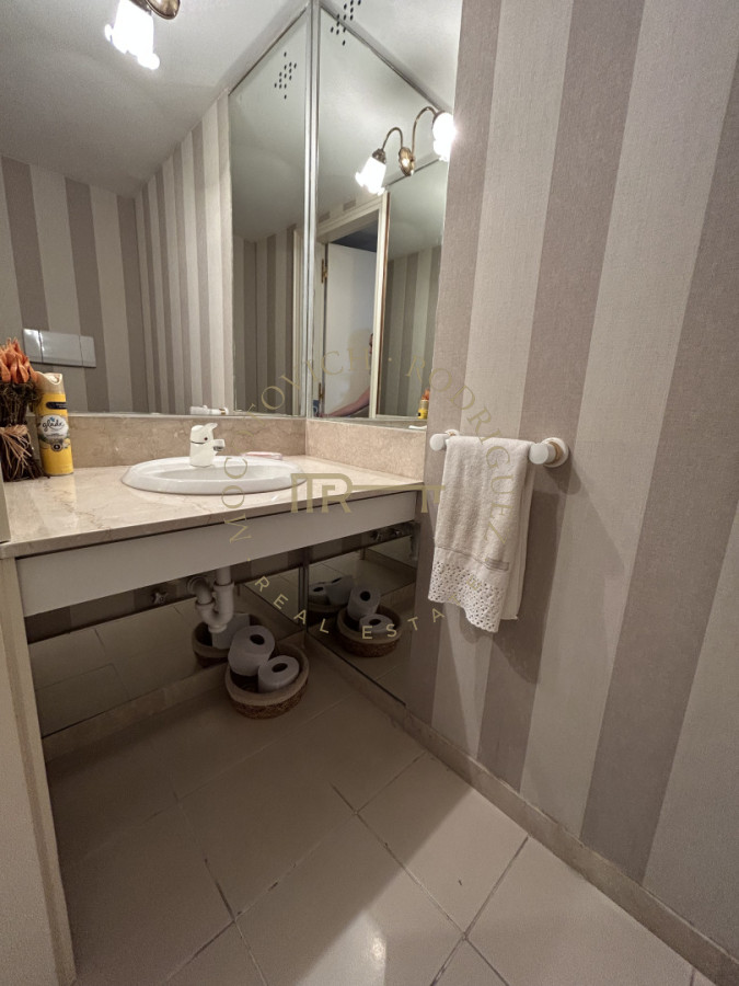 Apartamento ID.4234 - Apartamento en venta de 3 dormitorios mas dep. frente al puerto de Punta del Este.