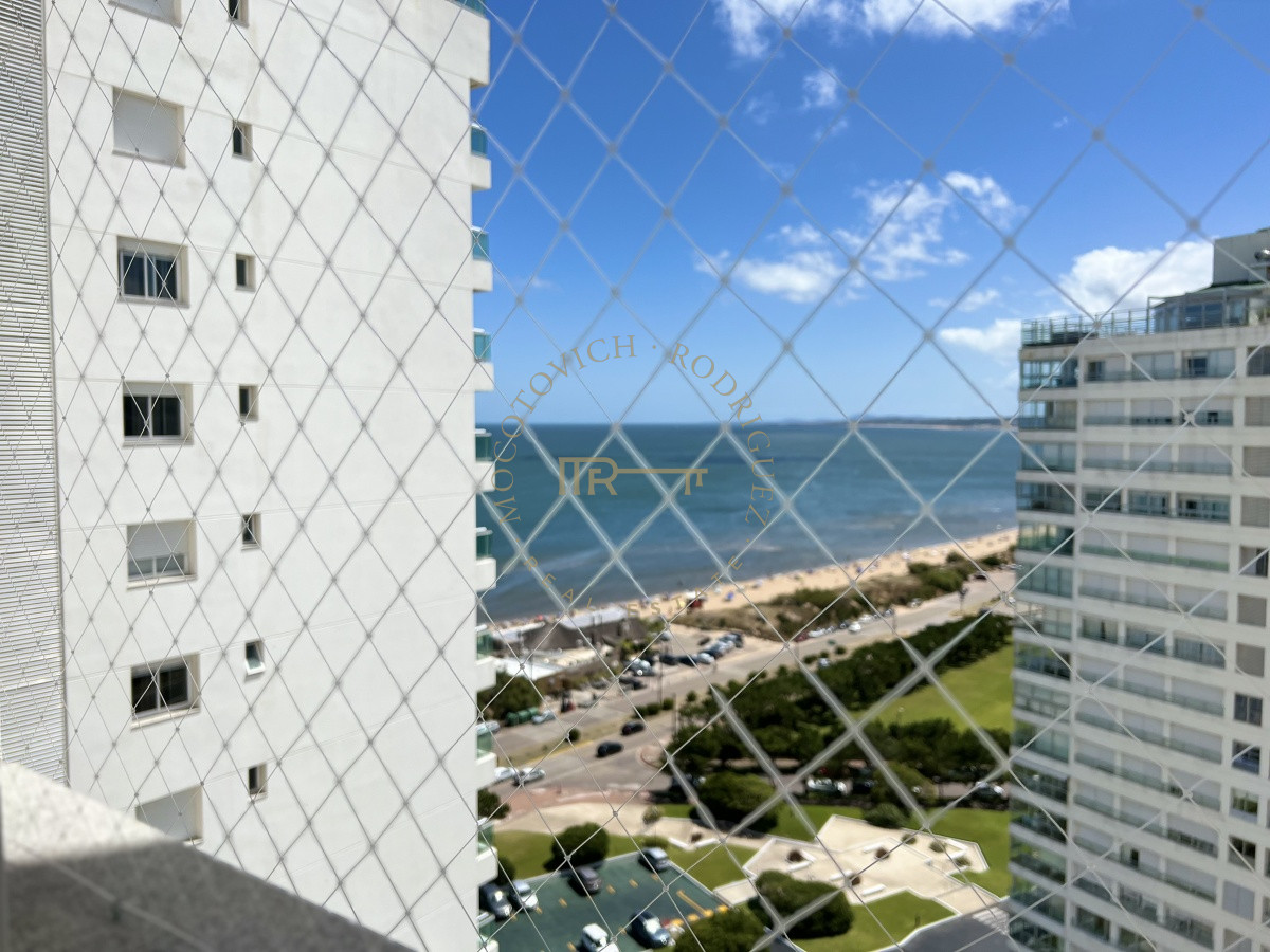 Apartamento ID.29 - Aquarela. Alquiler anual 2 dormitorios en suite más dependencia de servicio. Playa Mansa