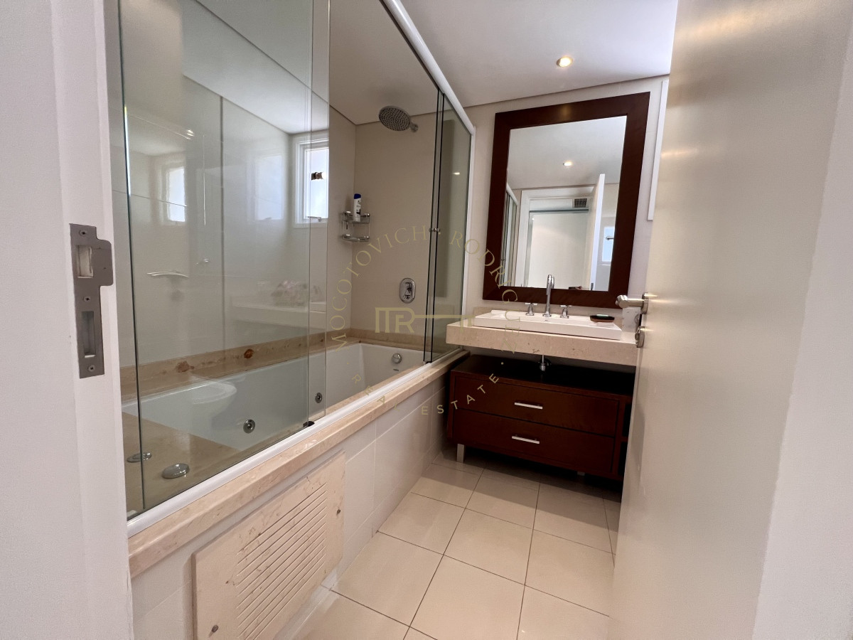 Apartamento ID.2403 - Aquarela 3 dormitorios y dep. de servicio en alquiler temporal 2026 Punta del Este.-