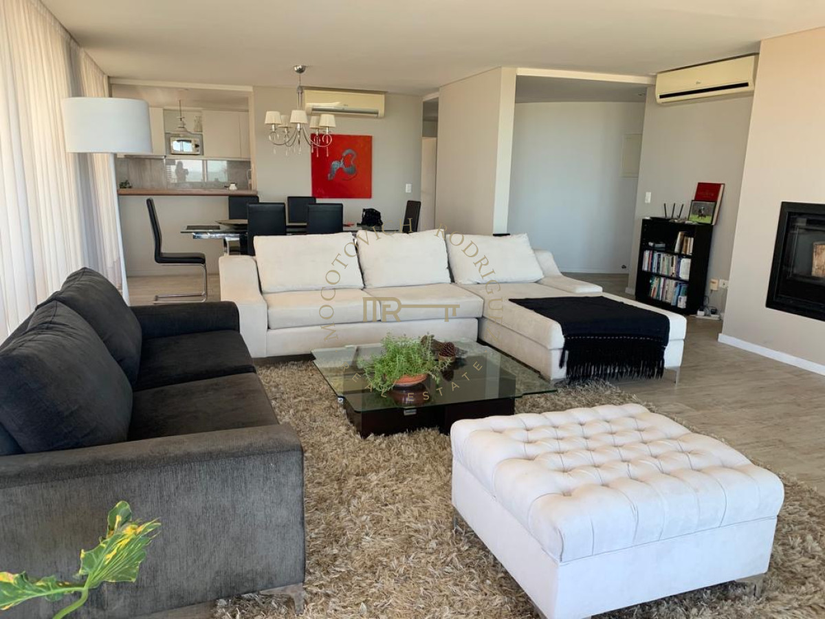 Apartamento ID.3657 - Apartamento en venta de tres dormitorios frente al mar. Playa Mansa